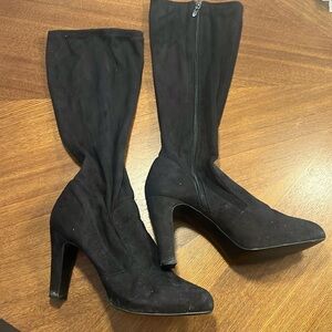 Knee-high suede high heel boots